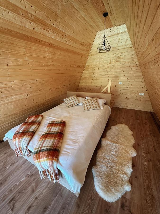The Frog Glamping Hotel Horezu Bagian luar foto