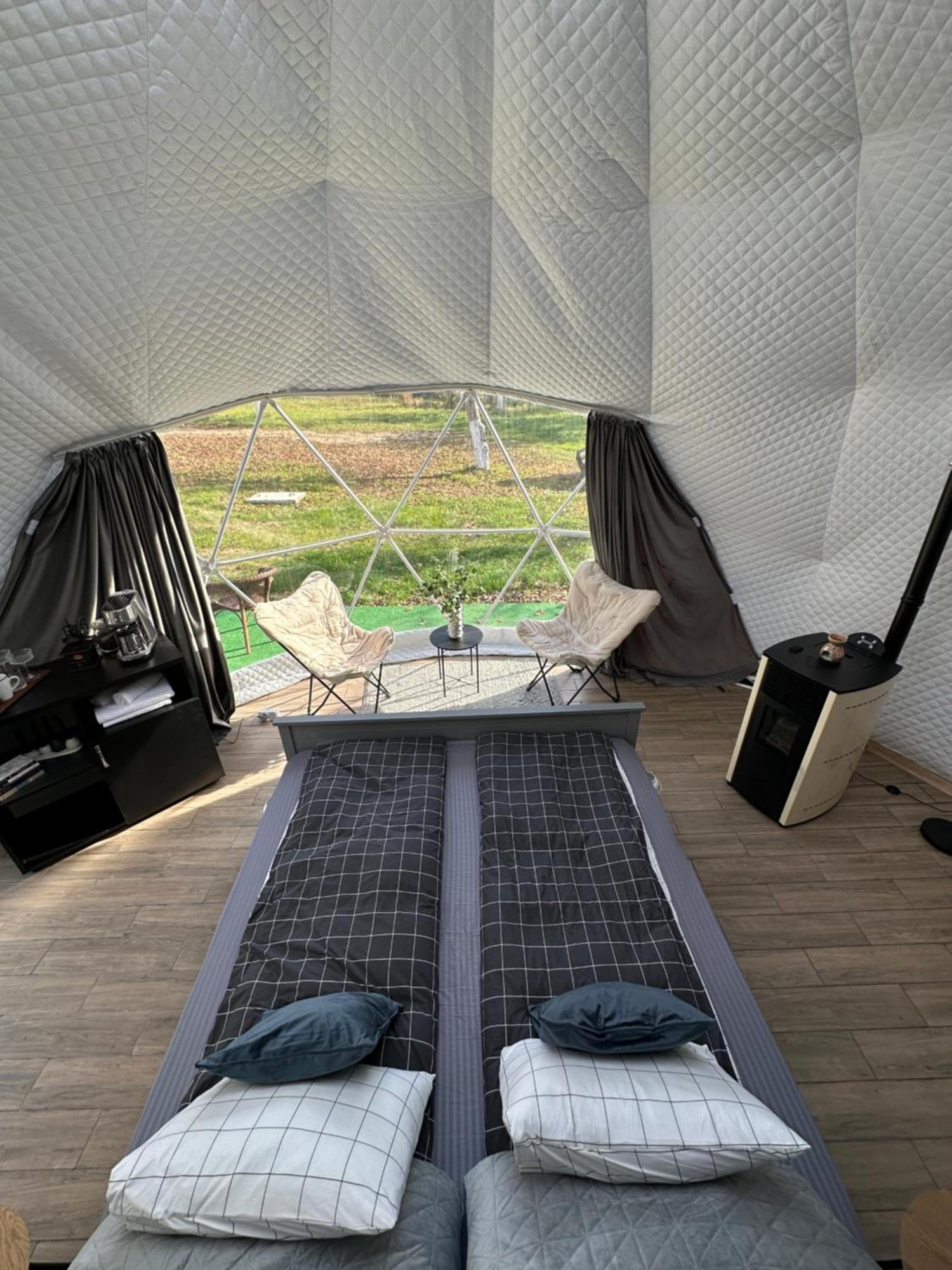 The Frog Glamping Hotel Horezu Bagian luar foto