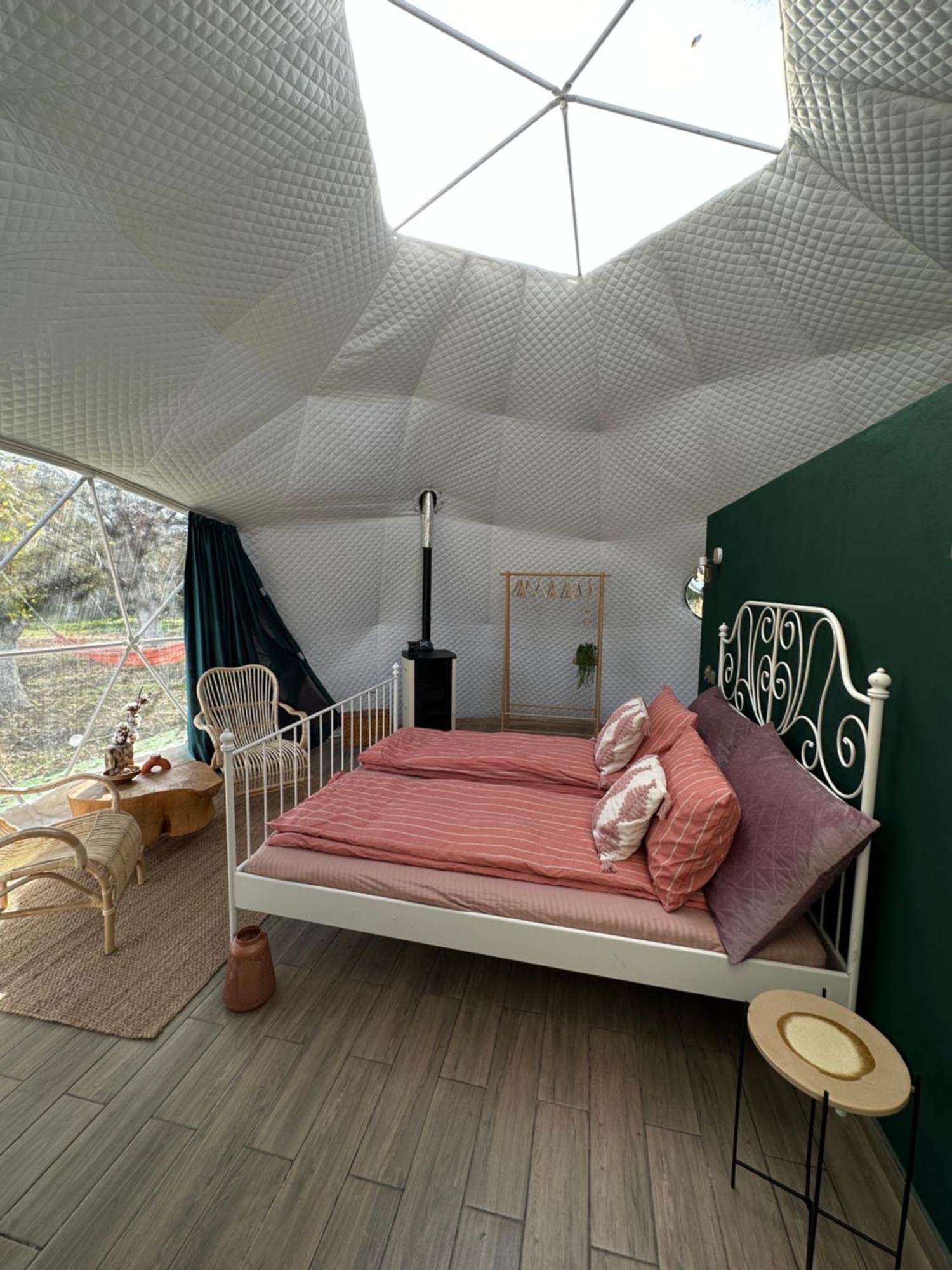 The Frog Glamping Hotel Horezu Bagian luar foto