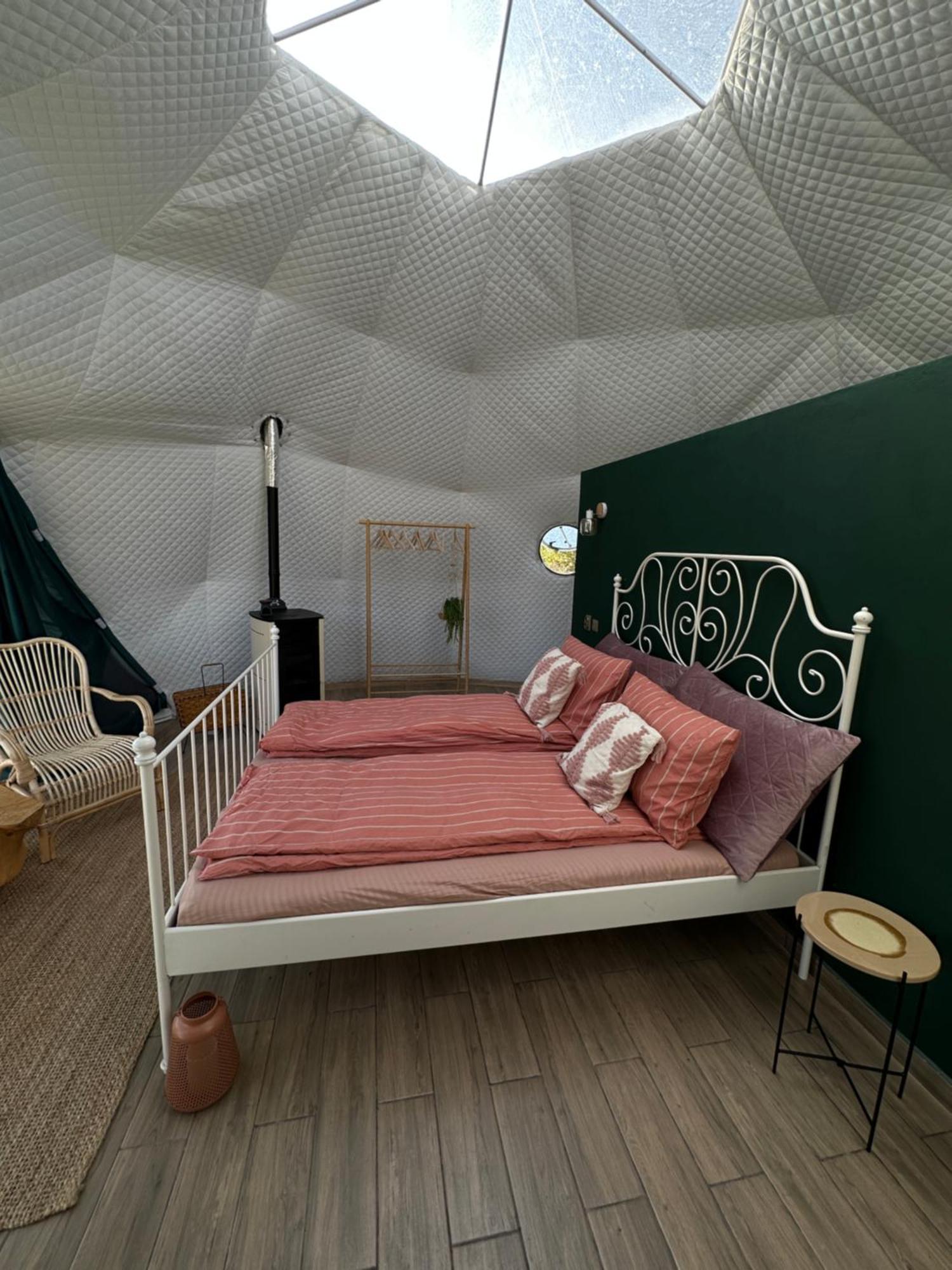 The Frog Glamping Hotel Horezu Bagian luar foto