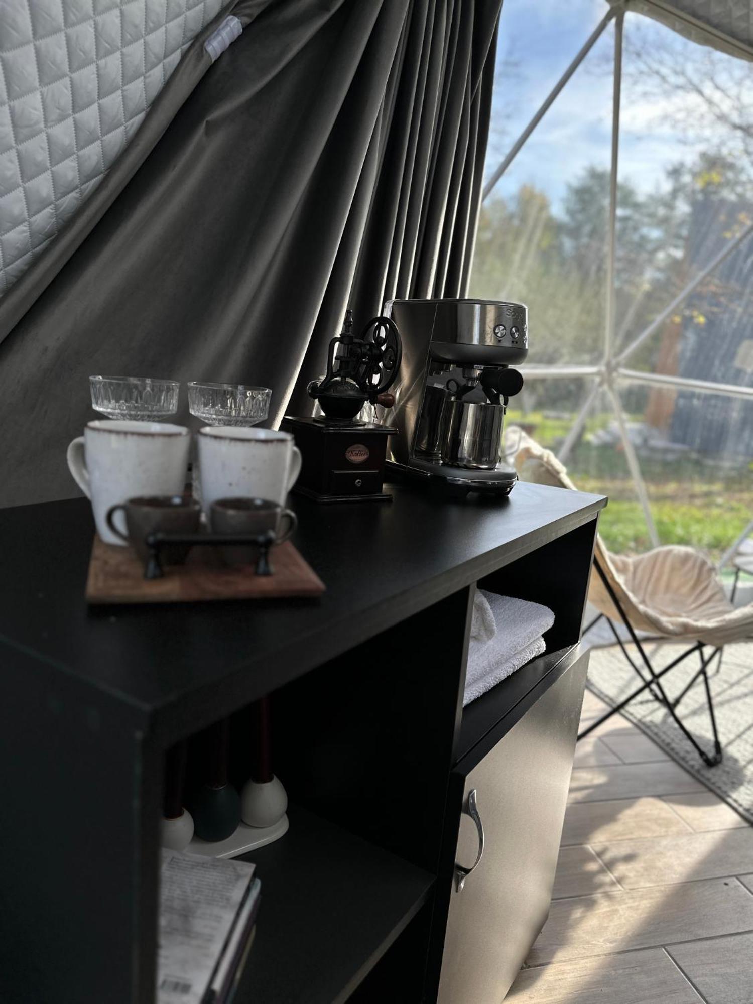 The Frog Glamping Hotel Horezu Bagian luar foto
