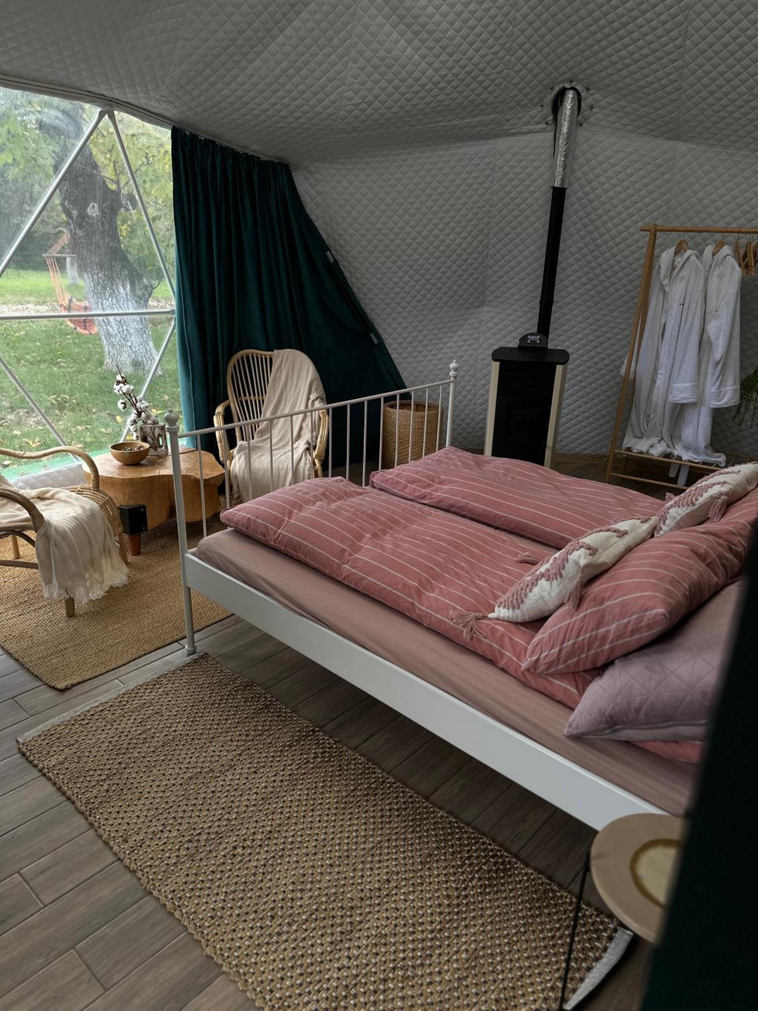 The Frog Glamping Hotel Horezu Bagian luar foto