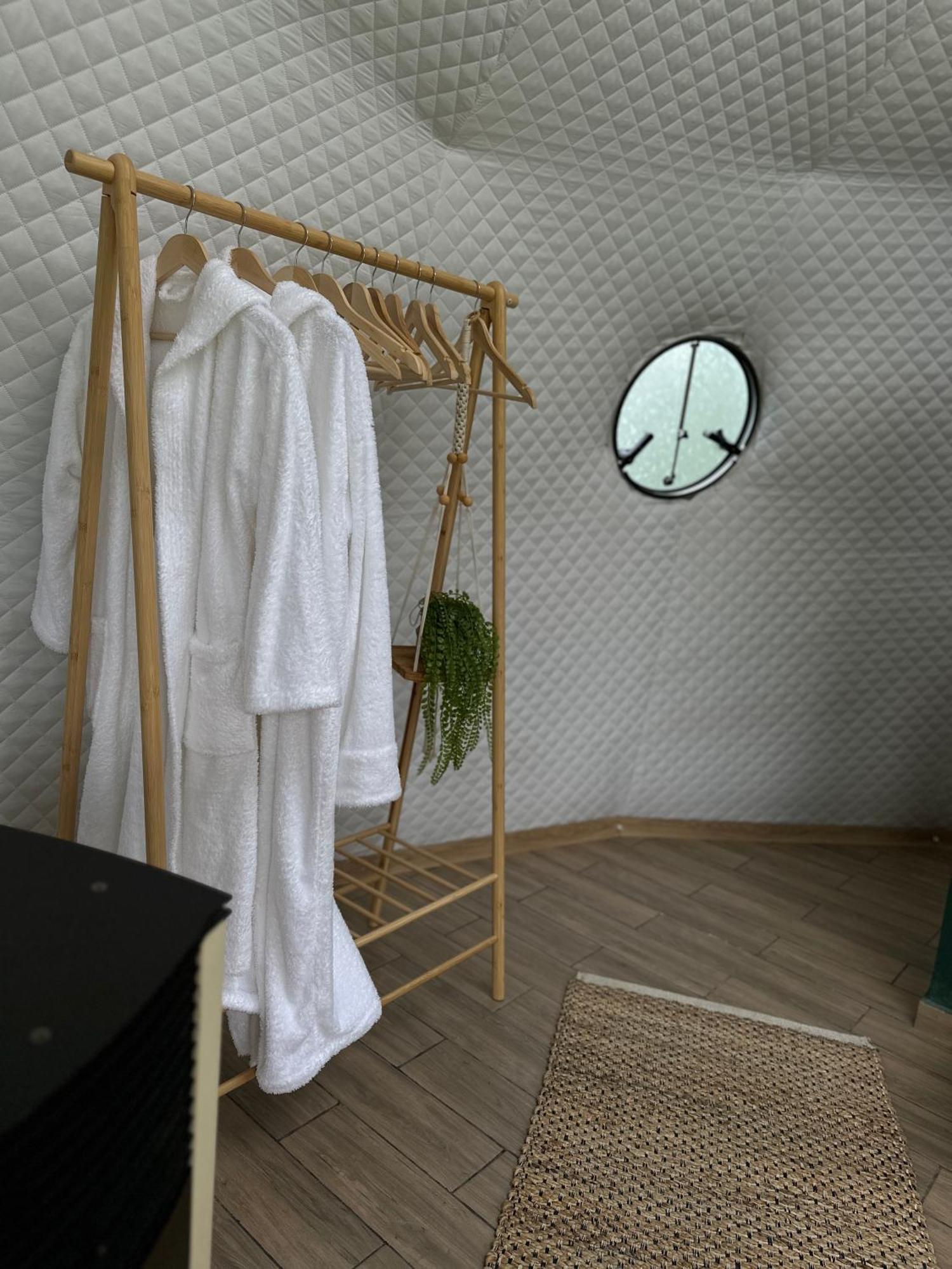 The Frog Glamping Hotel Horezu Bagian luar foto