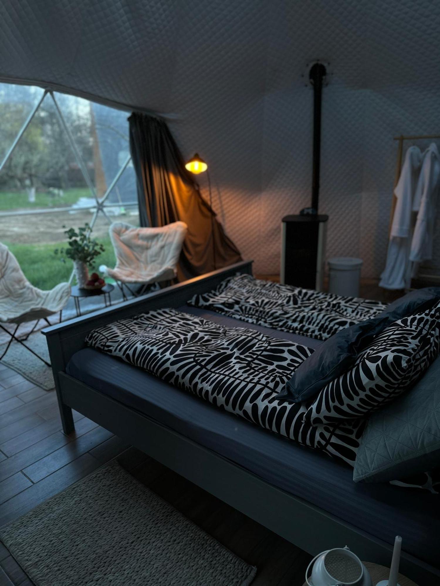 The Frog Glamping Hotel Horezu Bagian luar foto
